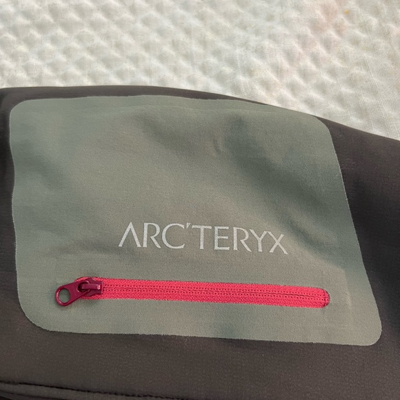 Arc’teryx Shell Jacket - Picture 3 of 6